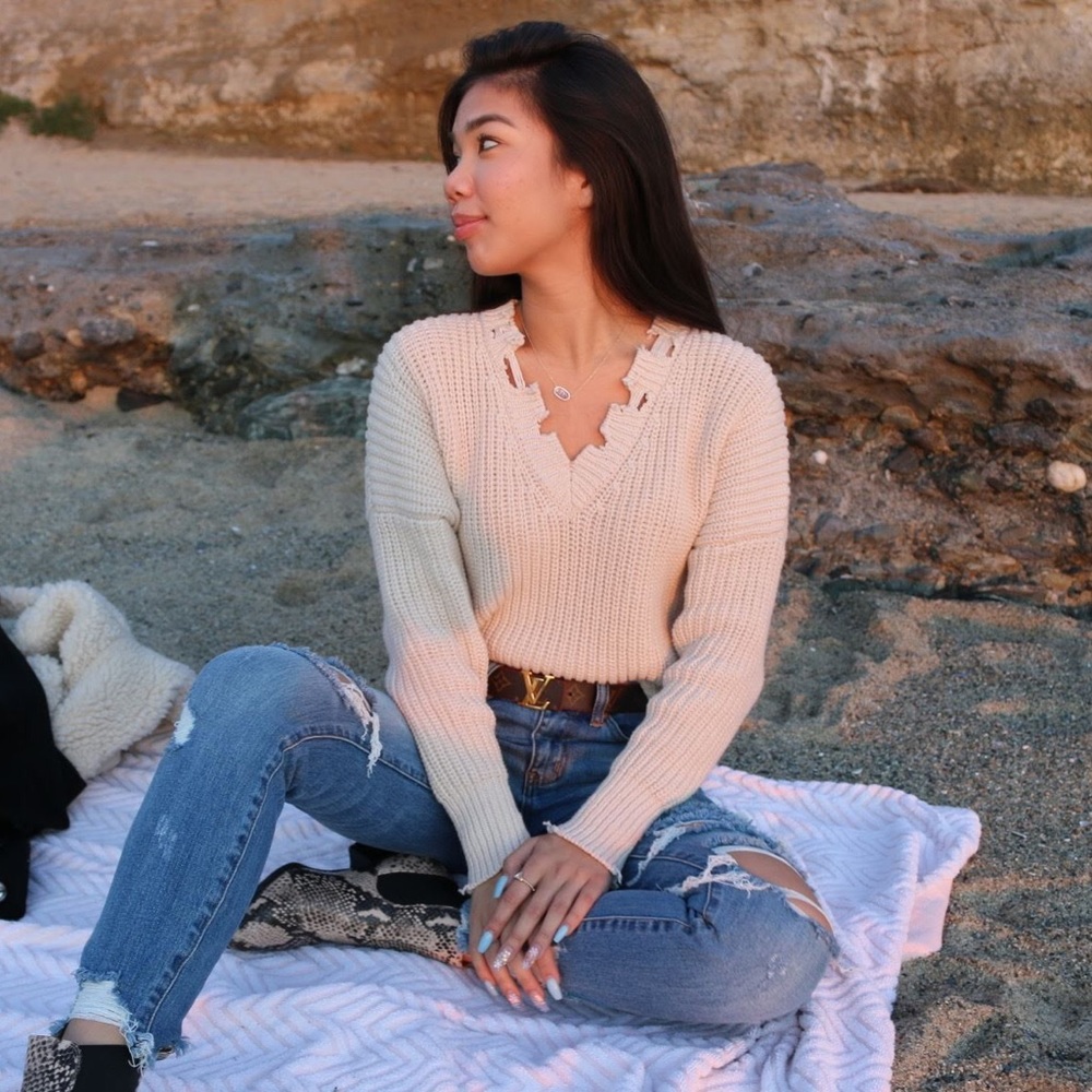 Distressed cream sweater🤍💛